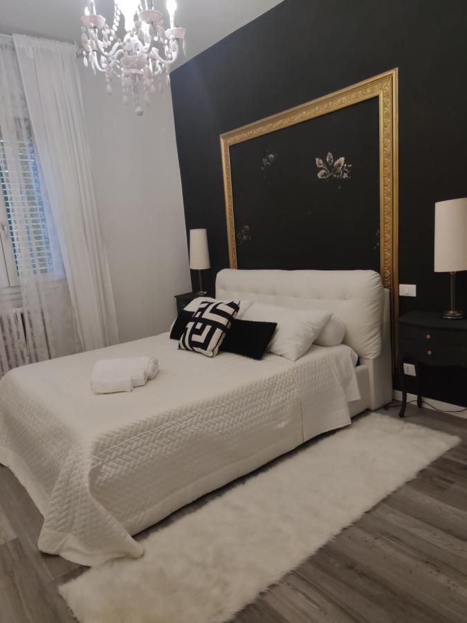 Aurora Flowers - Two Rooms And Free Parking Near Center And Train Station Modena Exteriör bild